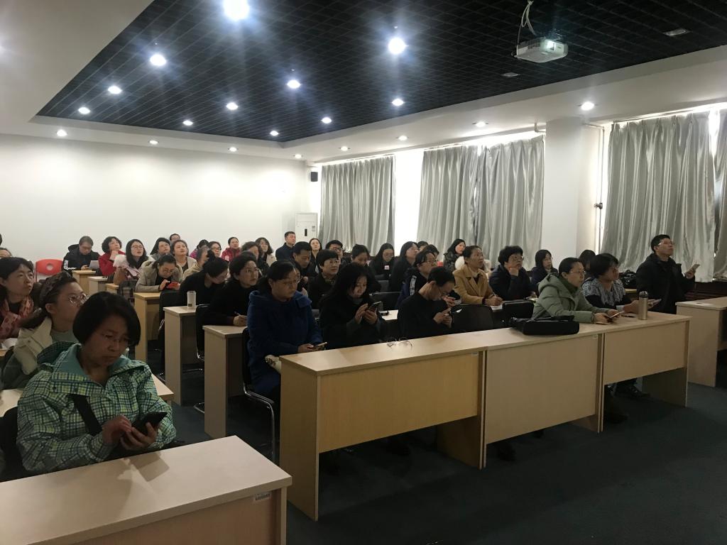 我院教师跟随讲解学习操作方法